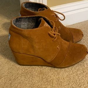 Tom’s brown bootie